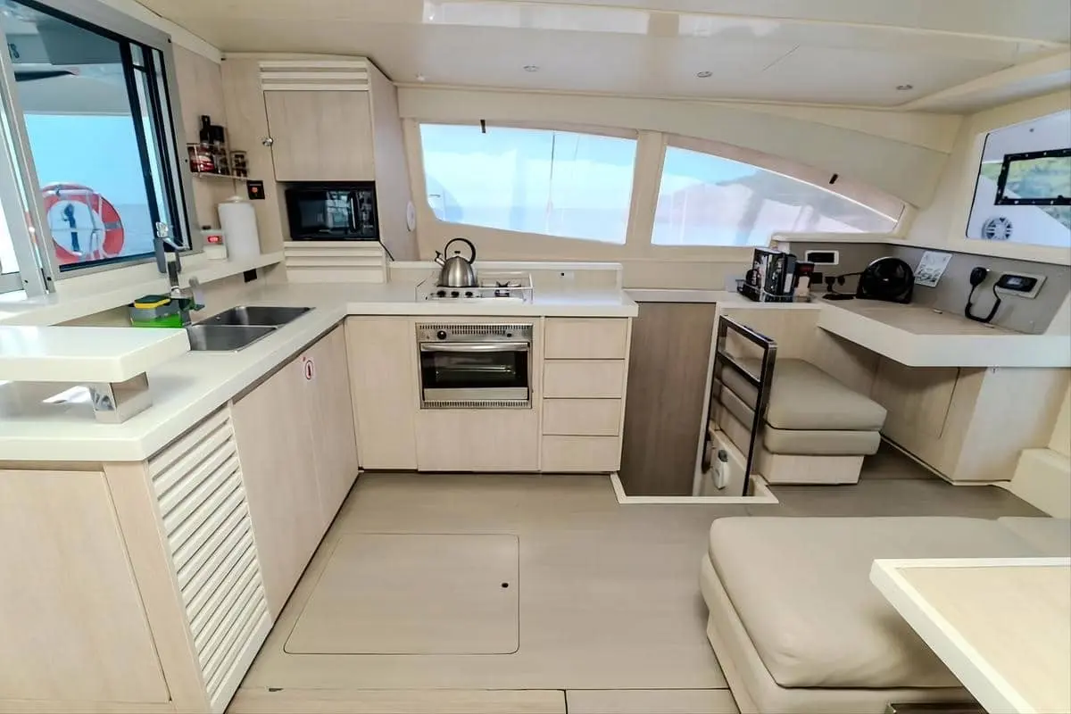 Catamarán Avalon One - Image 19